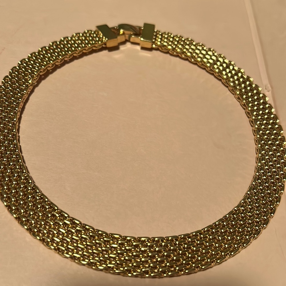 Beautiful thick gold tone necklace